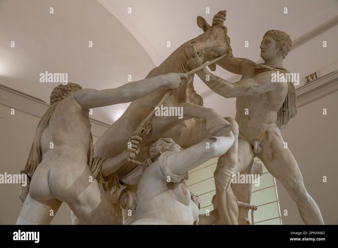 Neapel, Italien - 20. April 2023: Die Farnese Hercules-Skulptur im Archäologischen Nationalmuseum von Neapel Stockfoto