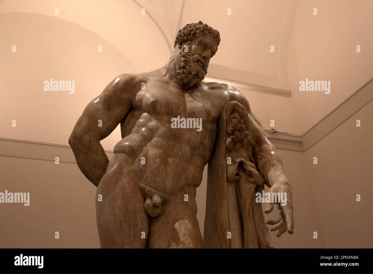 Neapel, Italien - 20. April 2023: Die Farnese-Herkules-Statue im Archäologischen Nationalmuseum von Neapel Stockfoto