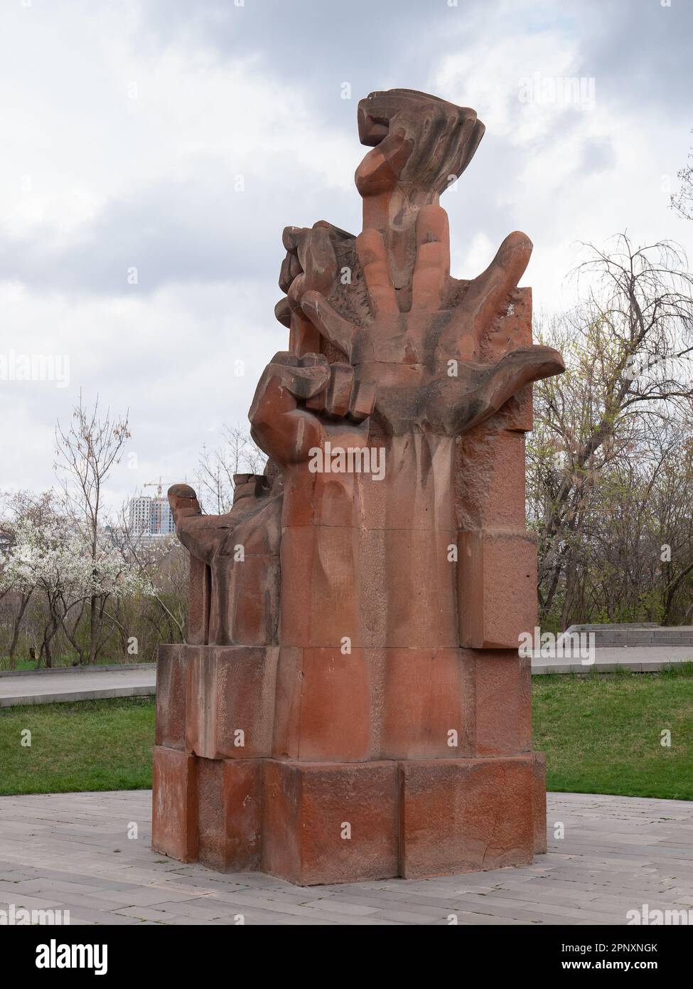 Eriwan, Armenien - 27. März 2023: Ausdrucksstarkes Denkmal für den Weltfrieden in Form von Händen im Siegespark, selektiver Fokus Stockfoto