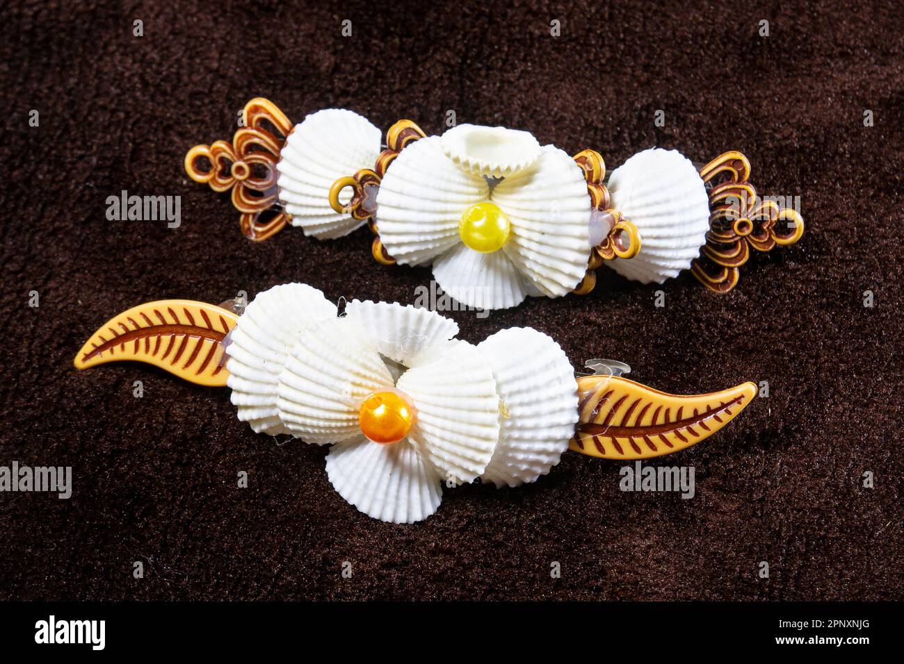 Schöne dekorative Muschelhaarklemme für Damen. Handgefertigte Souvenirs von cox's Basar Beach. Stockfoto