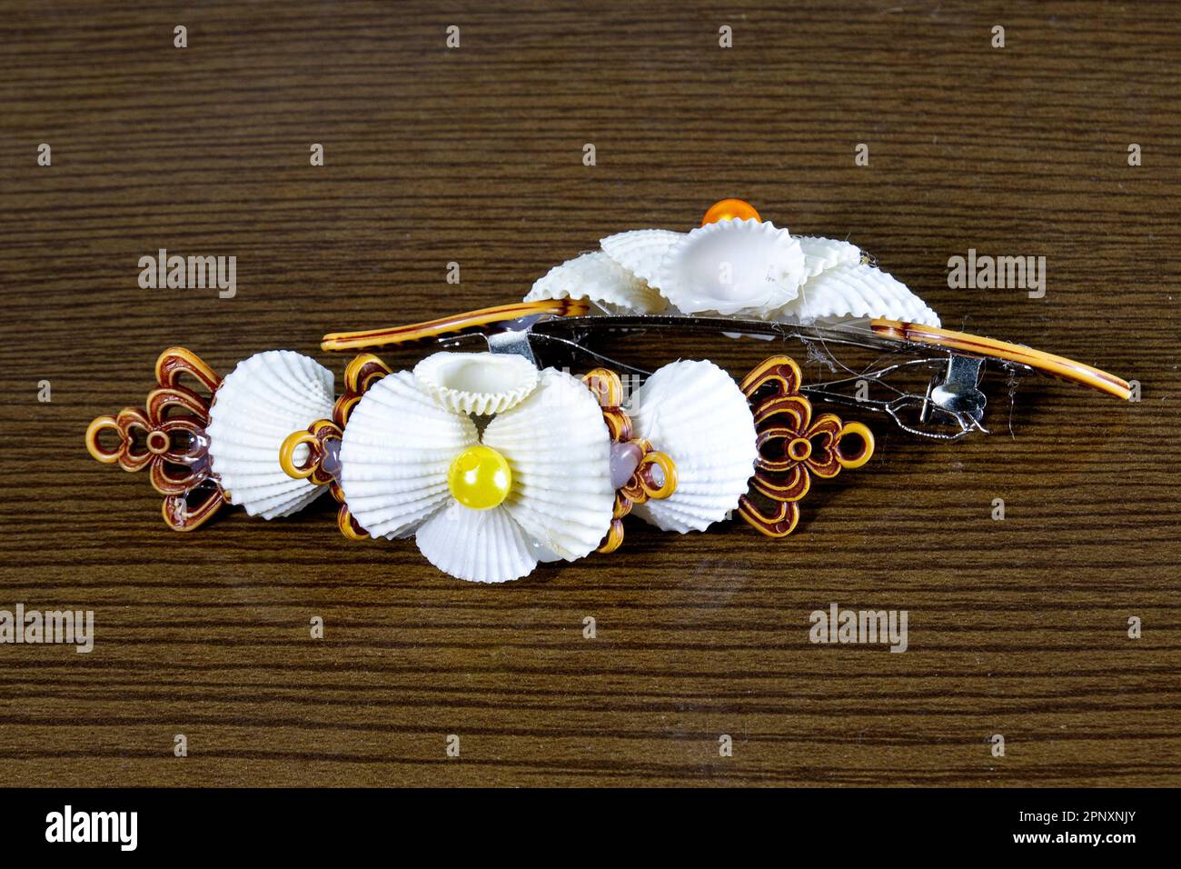 Schöne dekorative Muschelhaarklemme für Damen. Handgefertigte Souvenirs von Cox's Bazar Beach. Stockfoto