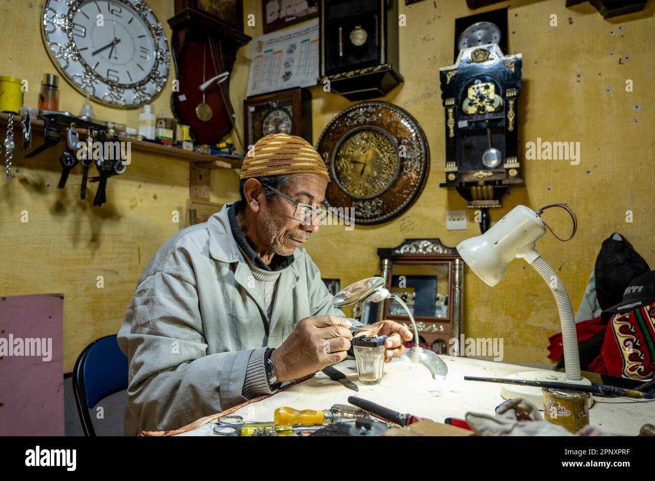 Uhrmacher repariert den Mechanismus einer Uhr. Stockfoto