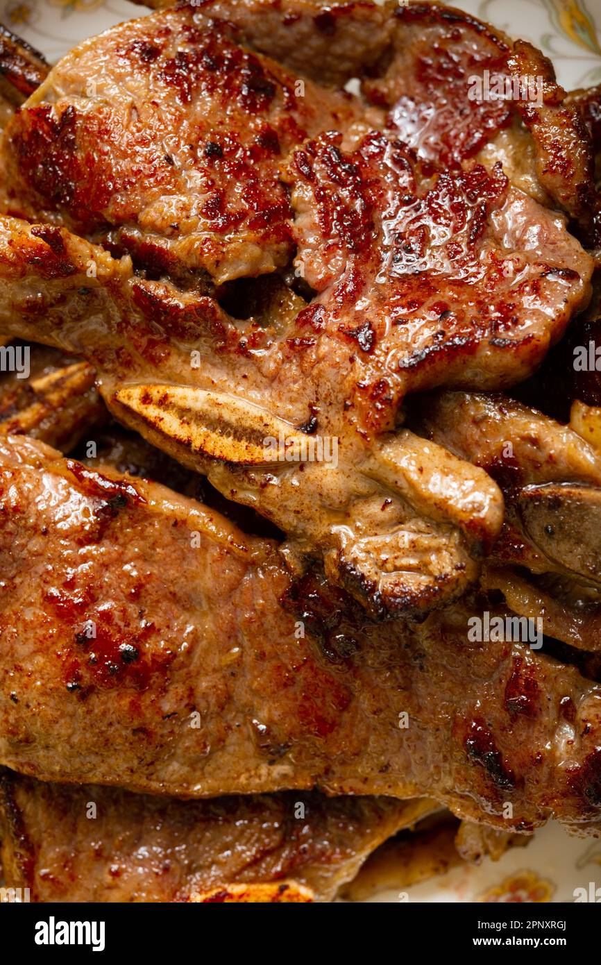 Frisch gekochte Steaks in vertikaler Zusammensetzung Stockfoto