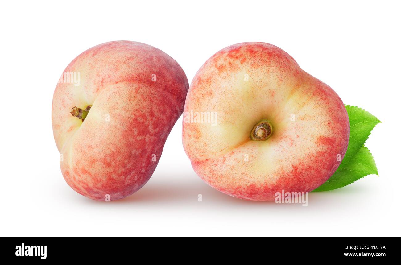 Isolierte flache Pfirsiche. Zwei ganze Pfirsichfrüchte mit Blättern auf weißem Hintergrund Stockfoto
