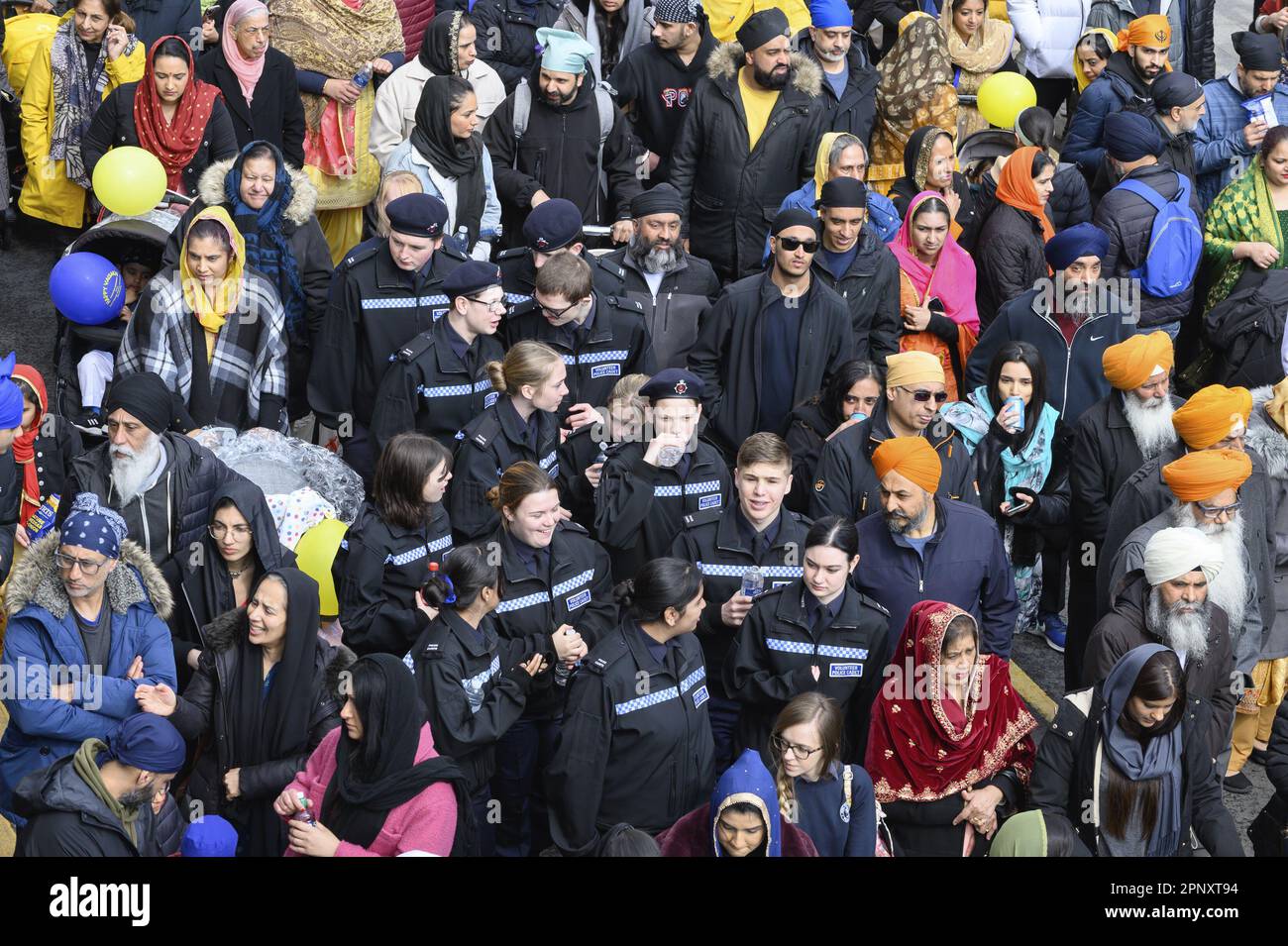 Gravesend, Kent, Großbritannien. Gruppe von Volunteer Police Cadets in der Menge bei den jährlichen Vaisakhi-Feierlichkeiten im Stadtzentrum. 15. April 2023 Stockfoto