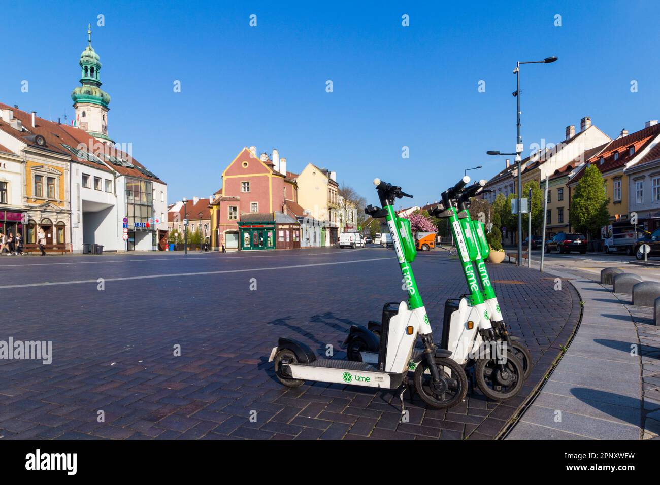 Erster Tag mit Lime E-Scootern zum Verleih, Varkerulet, Sopron, Ungarn Stockfoto