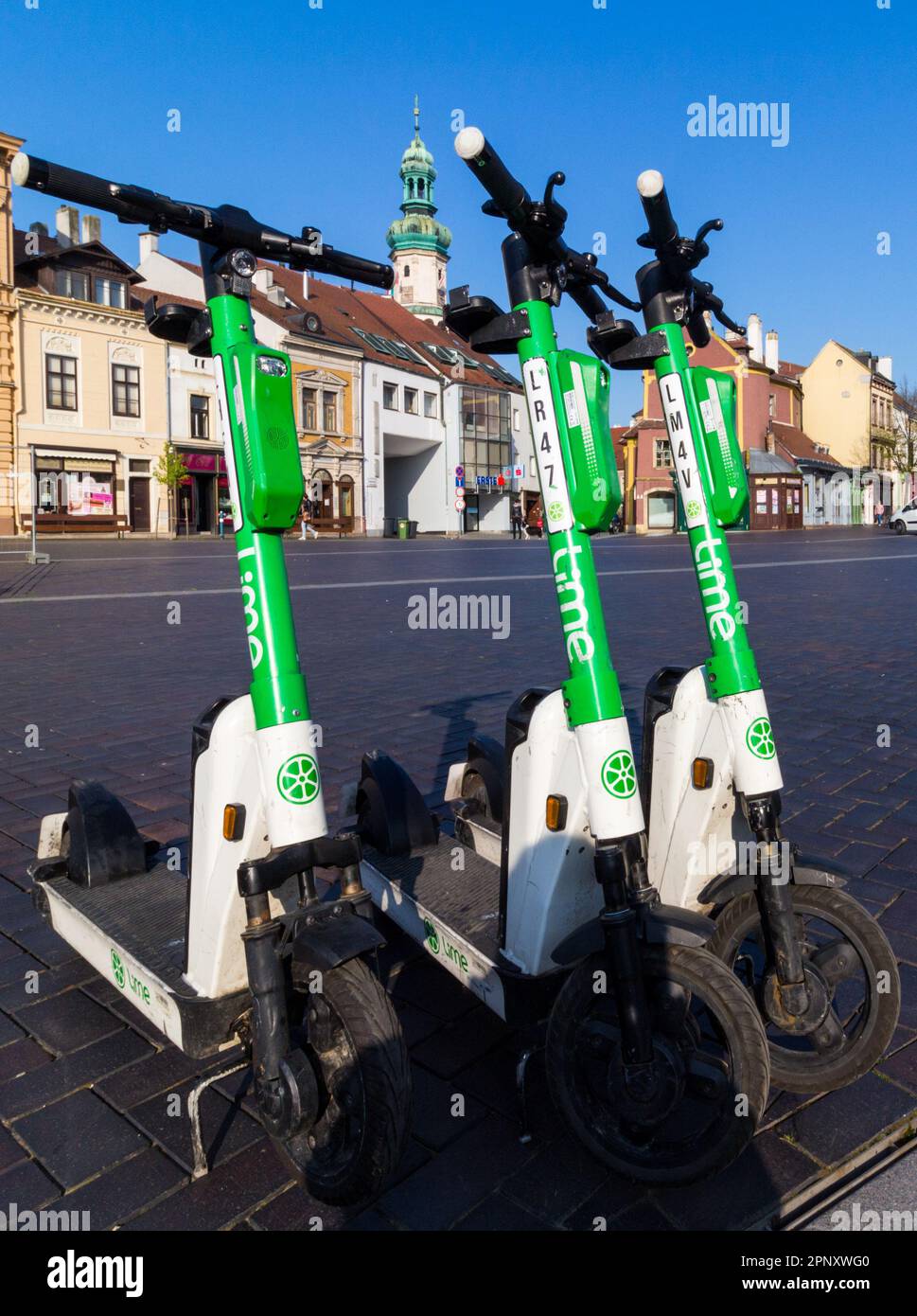 Erster Tag mit Lime E-Scootern zum Verleih, Varkerulet, Sopron, Ungarn Stockfoto
