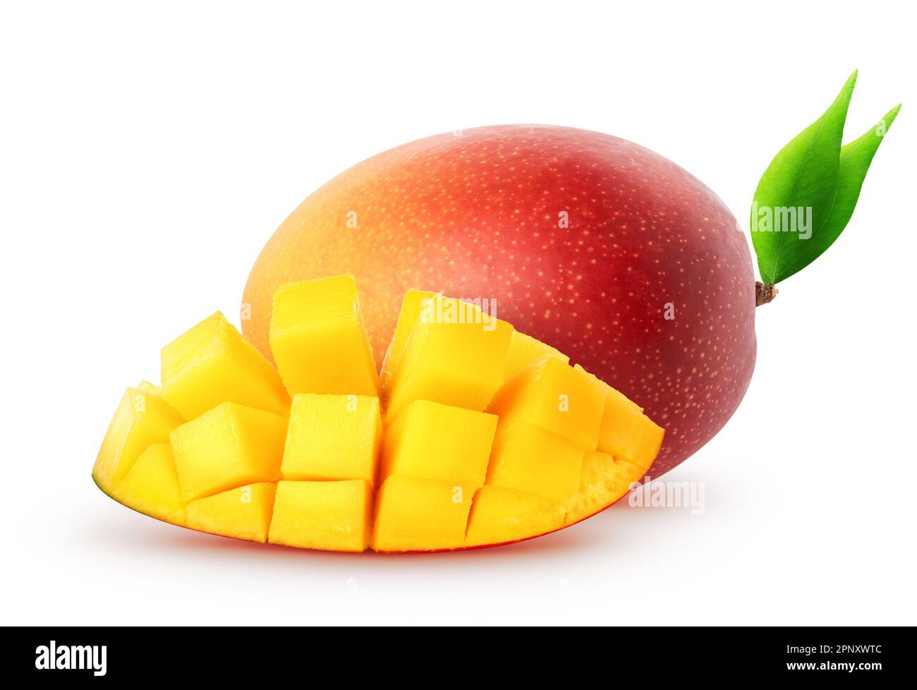 Isolierte Mangofrüchte. Ganze Mangoblätter und Würfel mit Blättern auf weißem Hintergrund mit Schnittpfad Stockfoto