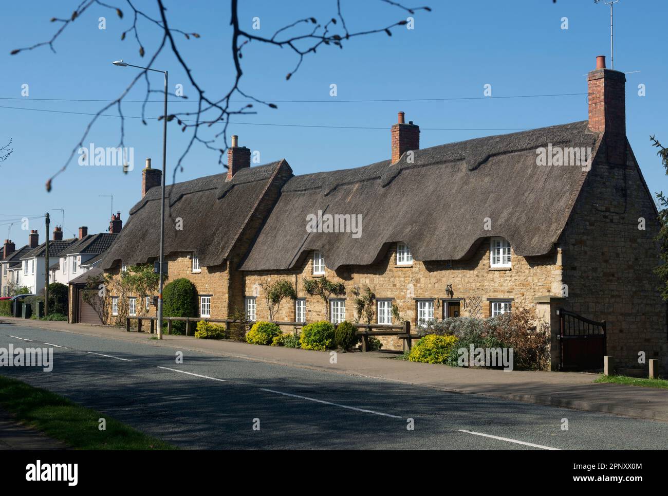 Strohgedeckte Hütten in Barton Seagrave Village, Northamptonshire, England, Großbritannien Stockfoto