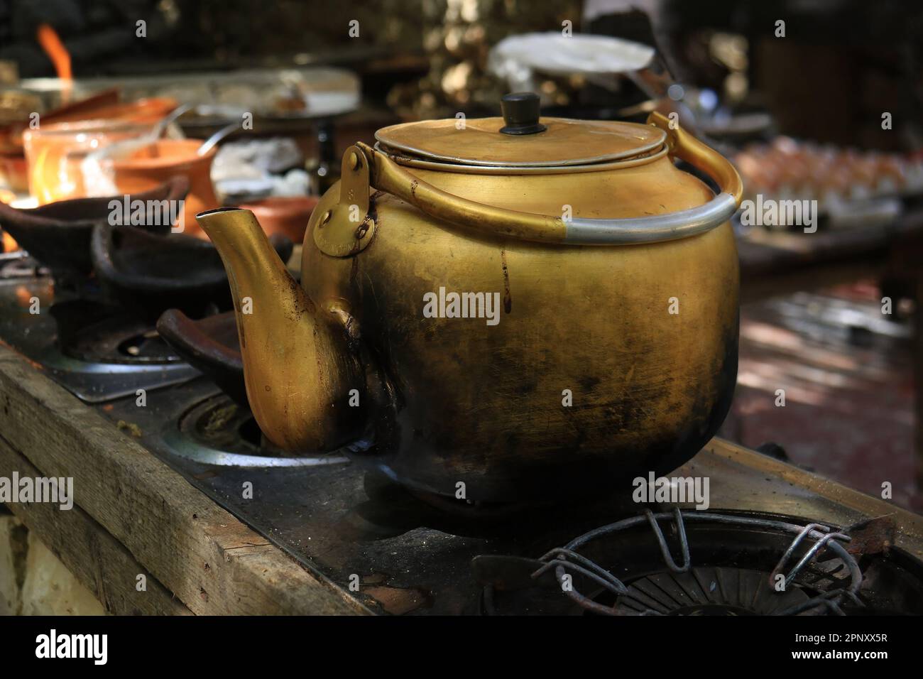 Ein Messing-Kaffeekessel, der auf einem Herd brüht. Stockfoto