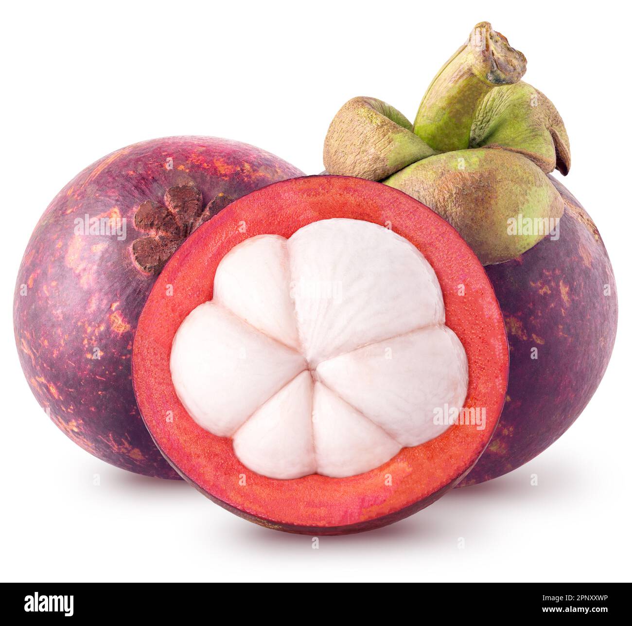 Isolierte Mangostane. Zwei ganze und die Hälfte der Mangostanfrüchte isoliert auf weißem Hintergrund mit Schnittpfad Stockfoto