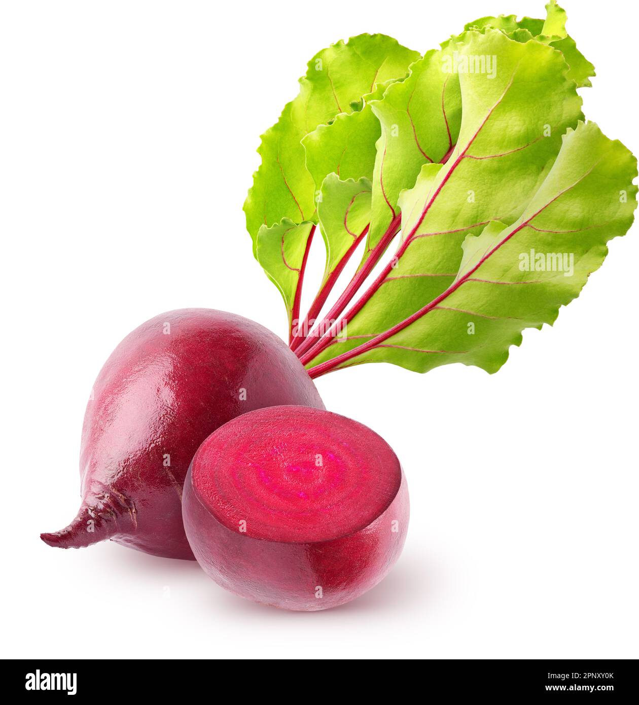 Isolierte Rote Beete. Ganze und halbe Rote Bete mit Blättern, die auf weißem Hintergrund isoliert sind, mit Beschneidungspfad Stockfoto