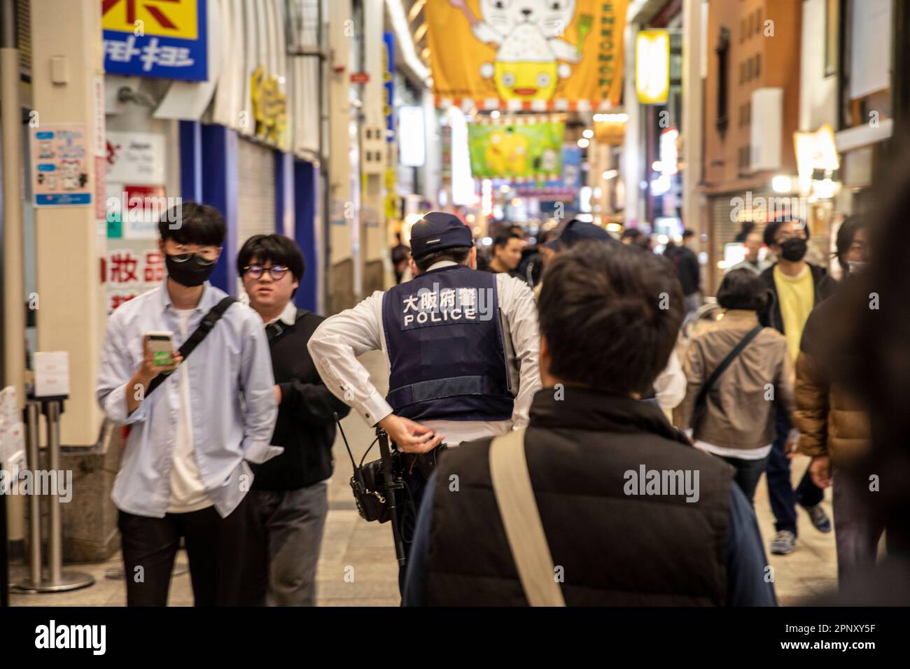 Japanischer Polizist im Dotonbori Bezirk Osaka, Japan, Asien 2023 Stockfoto