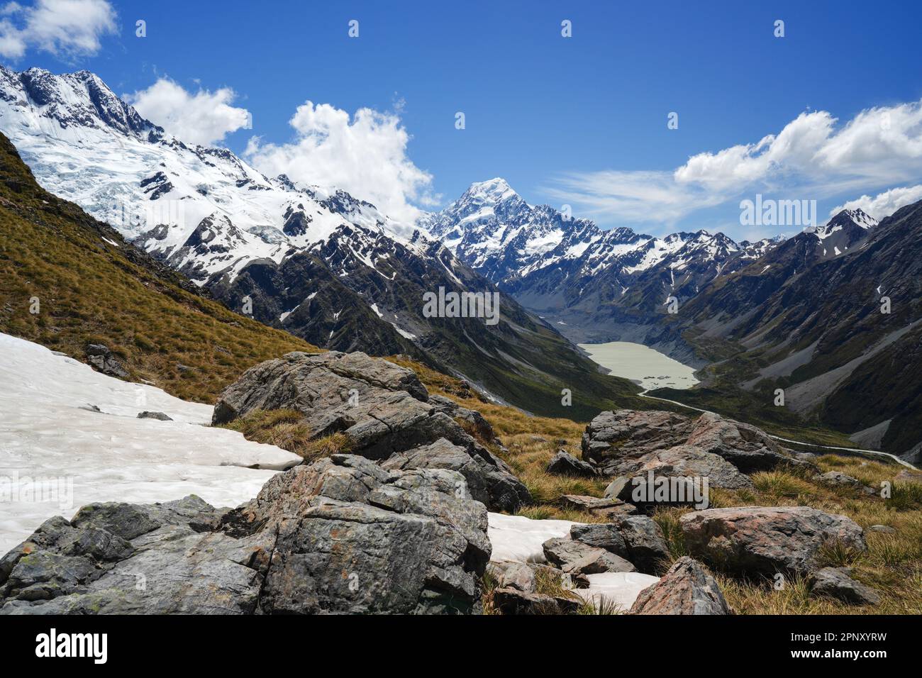 Wanderung im Mount Cook/Aoraki National Park in Neuseeland auf der Südinsel im Sommer. Berge und Gletscherlandschaft mit Gletschersee. Stockfoto