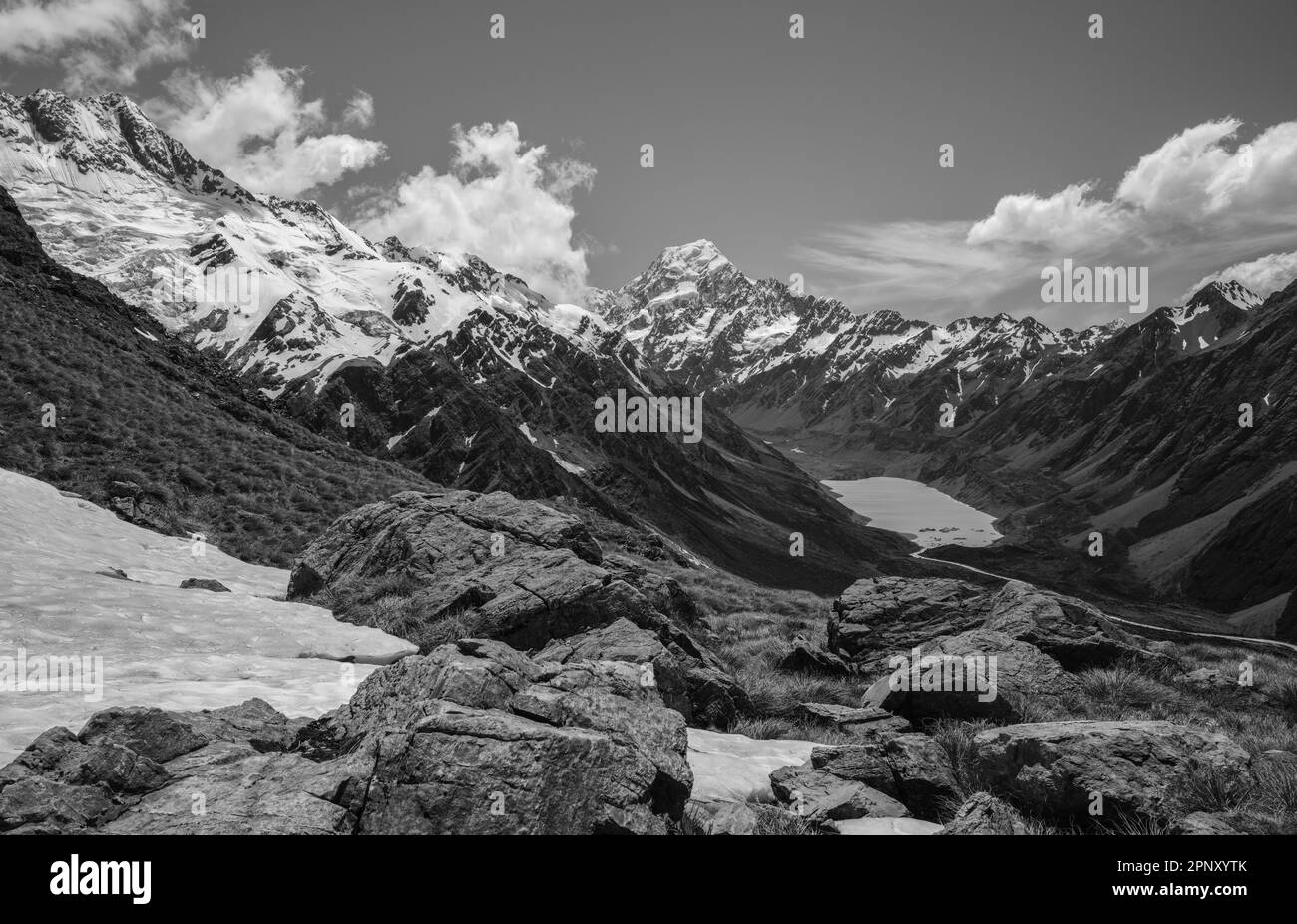 Wanderung im Mount Cook/Aoraki National Park in Neuseeland auf der Südinsel im Sommer. Berge und Gletscherlandschaft mit Gletschersee. Stockfoto