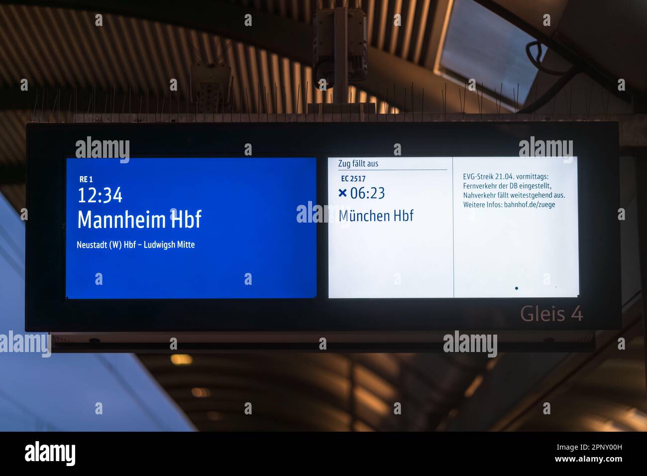 Kaiserslautern, Deutschland. 21. April 2023. Abflugtafel mit Informationen über laufende Streiks und einen annullierten Eurocity (EC)-Zug nach München. Der Streik wurde von der EVG-Eisenbahn- und Verkehrsgewerkschaft nach gescheiterten Lohnverhandlungen mit dem Eisenbahnunternehmen Deutsche Bahn (DB) eingeleitet. Die Gewerkschaftsmitglieder wurden aufgefordert, am Freitag zwischen 3 und 11 Uhr alle Bahnverbindungen anzuhalten Kredit: Gustav Zygmund/Alamy News Stockfoto