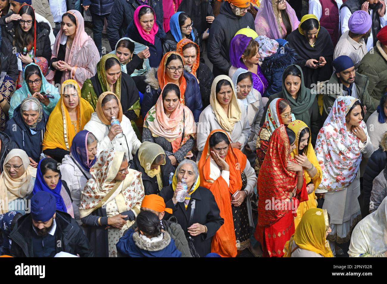 Gravesend, Kent, Großbritannien. Jährliche Vaisakhi-Feierlichkeiten im Stadtzentrum. Sikh Männer in Turbans und Frauen mit bunten Kopftüchern. 15. April 2023 Stockfoto