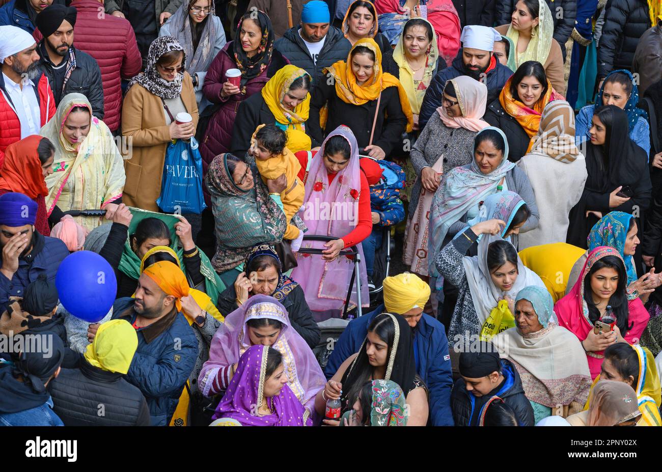Gravesend, Kent, Großbritannien. Jährliche Vaisakhi-Feierlichkeiten im Stadtzentrum. Sikh Männer in Turbans und Frauen mit bunten Kopftüchern. 15. April 2023 Stockfoto