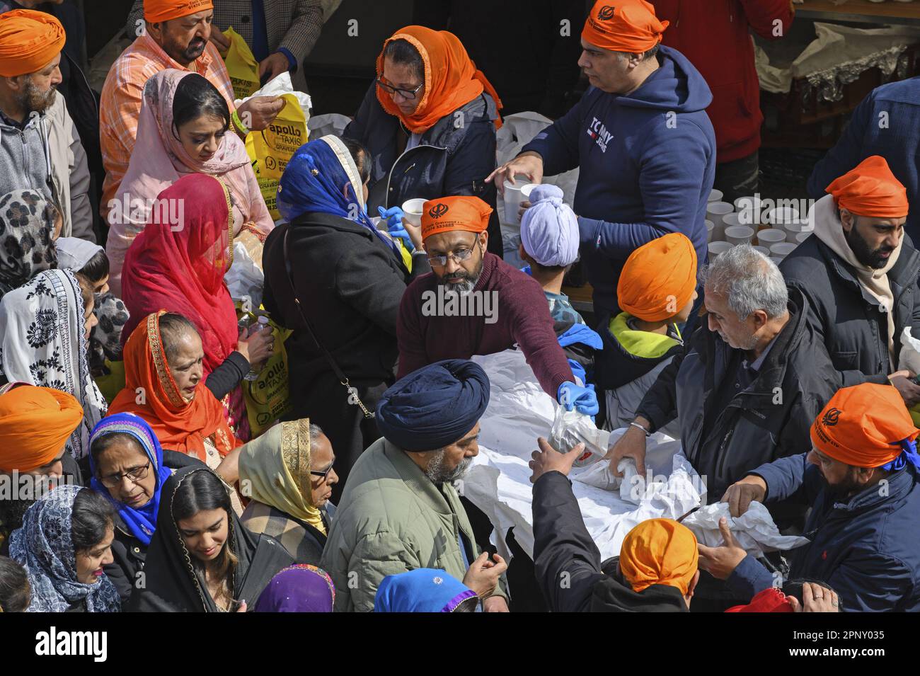 Gravesend, Kent, Großbritannien. Bei den jährlichen Vaisakhi-Feierlichkeiten im Stadtzentrum verteilen die lokalen Sikhs kostenlose Speisen und Getränke. 15. April 2023 Stockfoto