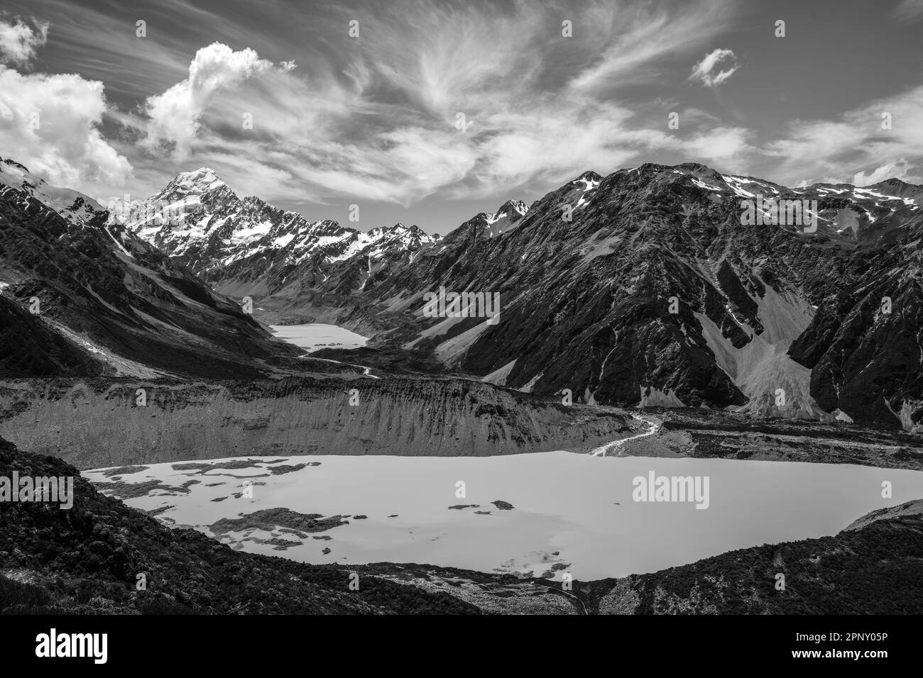 Wanderung im Mount Cook/Aoraki National Park in Neuseeland auf der Südinsel im Sommer. Berge und Gletscherlandschaft mit Gletschersee. Stockfoto