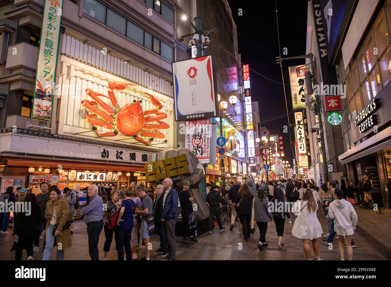 April 2023 Osaka Food, Riesenkrebse Schild vor dem Kani Doraku Crab Restaurant im Dotonbori District von Osaka, Japan, Asien Stockfoto
