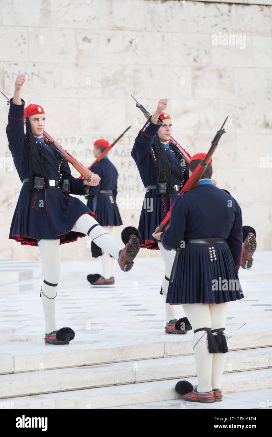 Griechenland, Athen, die zeremonielle Wechsel der Ehrenwache am Parlamentsgebäude, durchgeführt stündlich zur vollen Stunde. Stockfoto