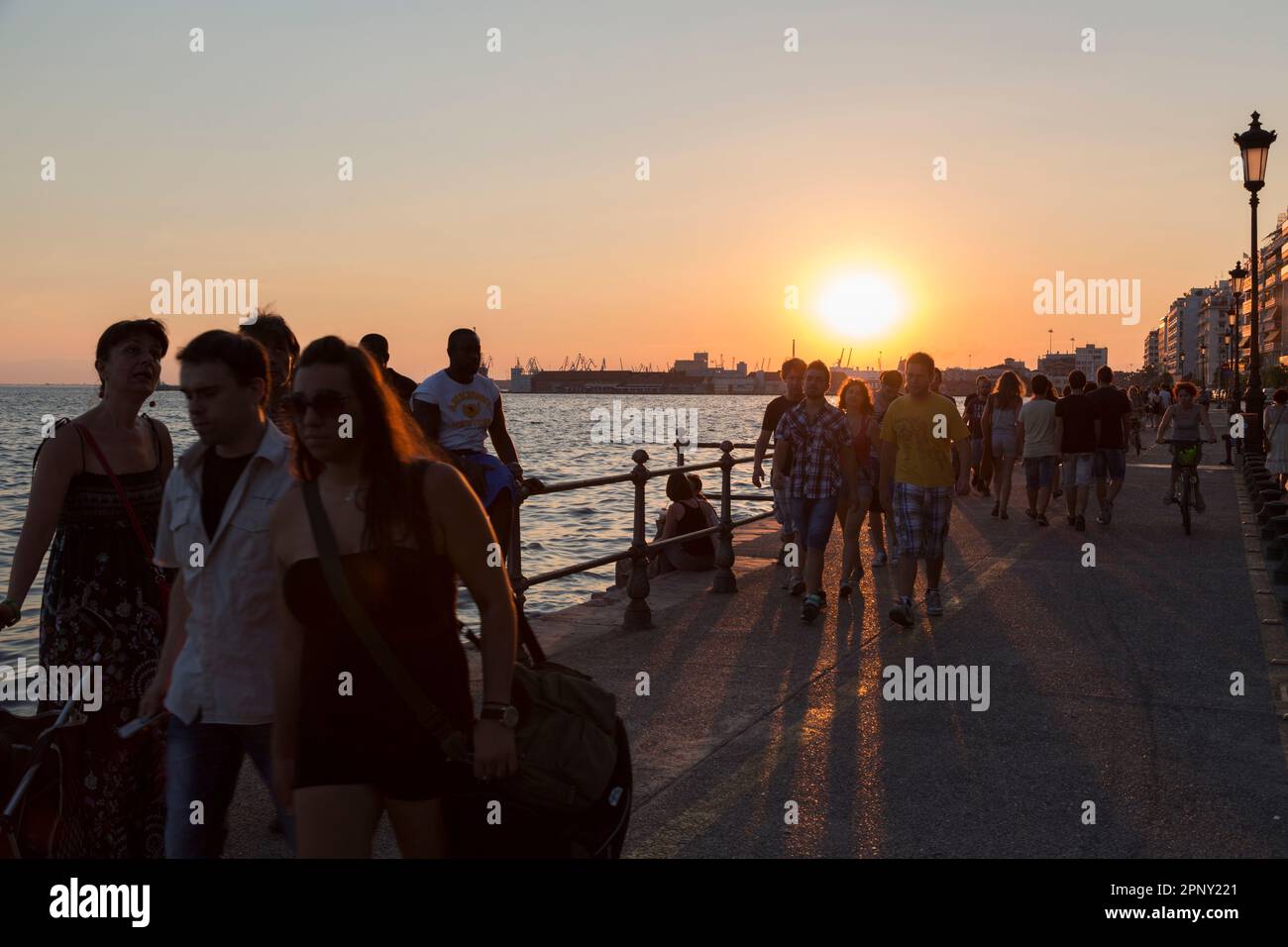 Sonnenuntergang über der Uferpromenade, Salonika, Zentralmakedonien, Griechenland. Stockfoto