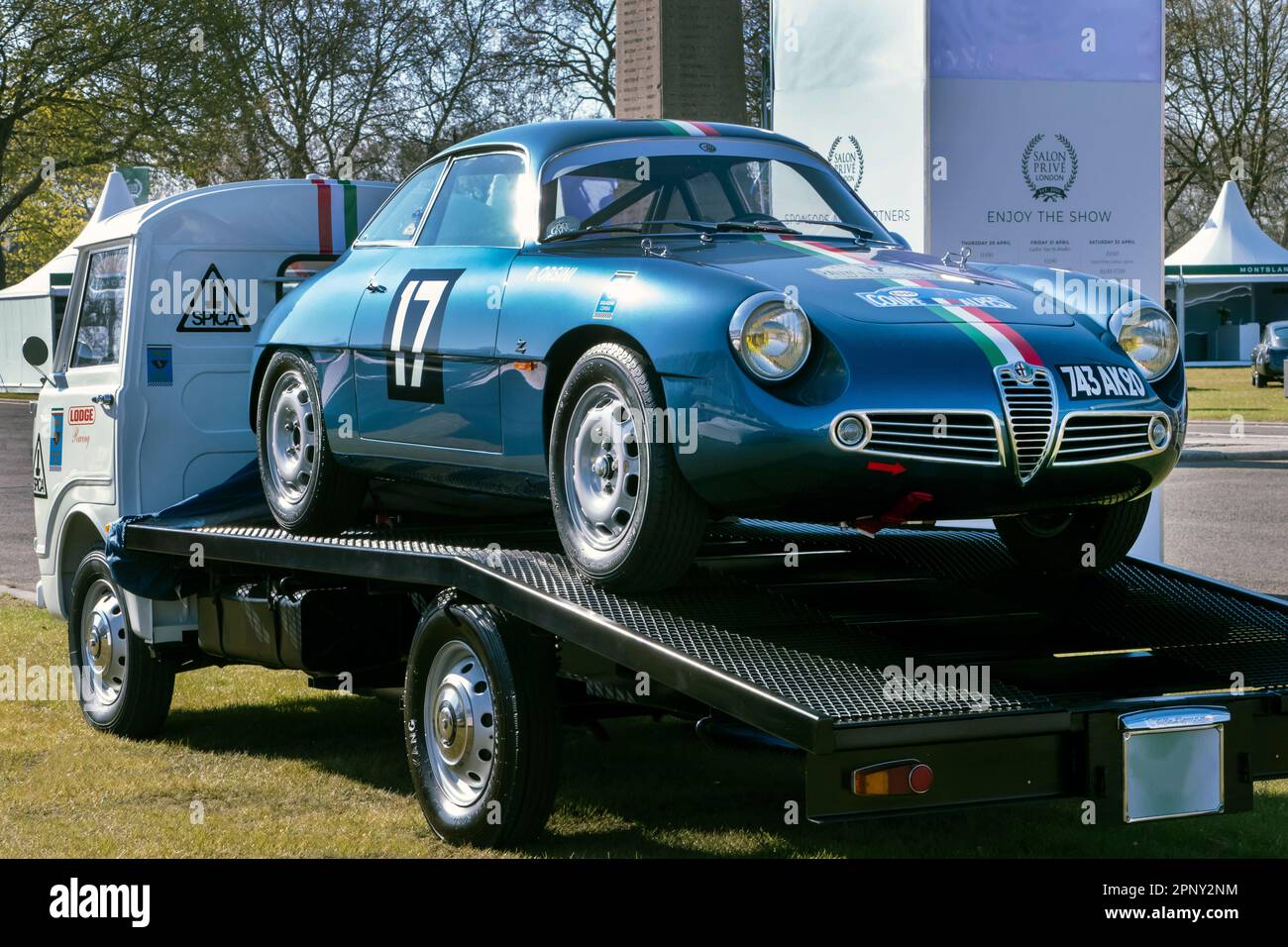 Alfa Romeo Giulia Zagato auf dem Periodentransporter im Salon Prive London 2023. Lage das Royal Hospital Chelsea. Stockfoto