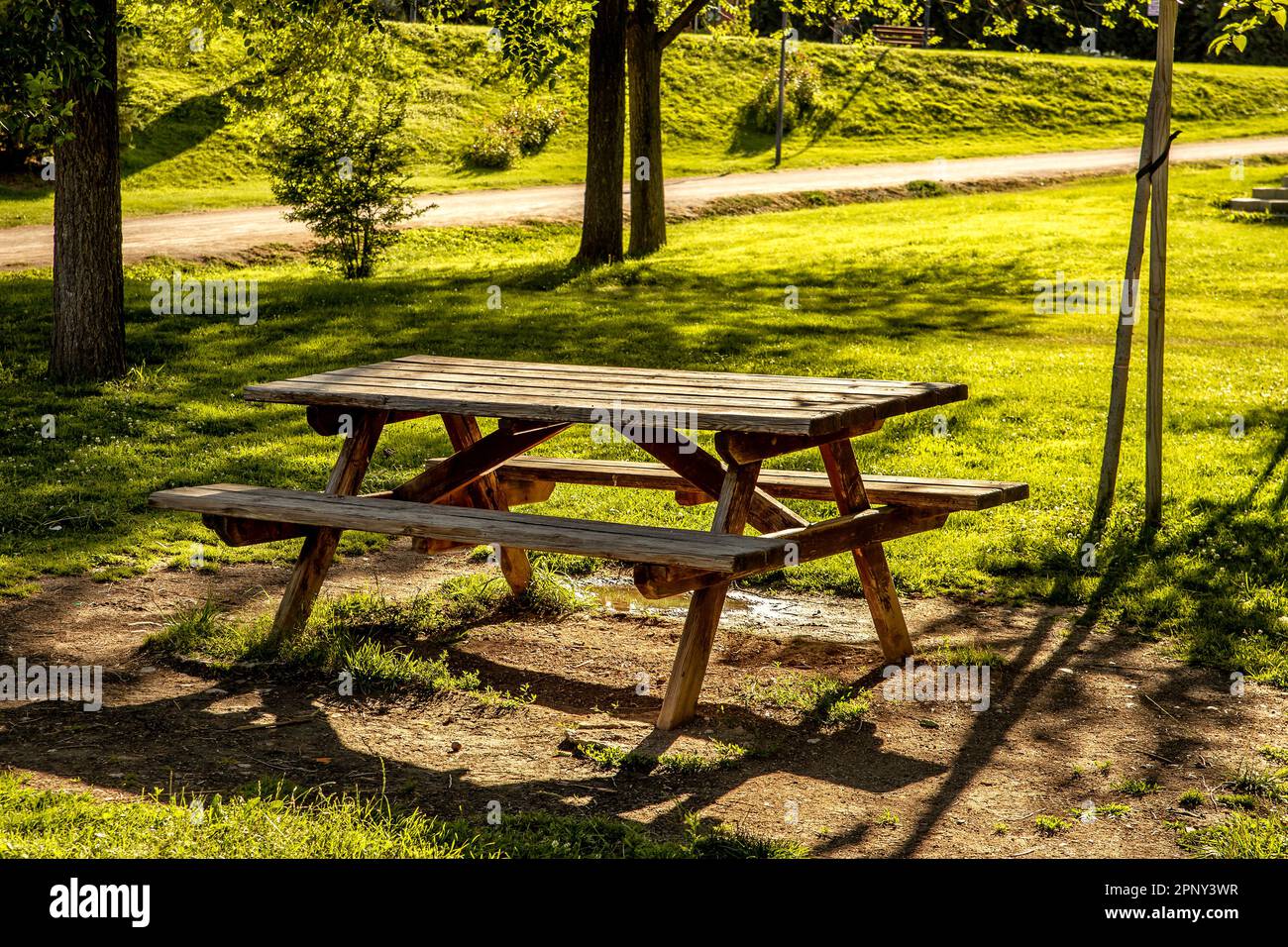 Grüne Landschaft mit Picknicktischen auf dem Land Stockfoto