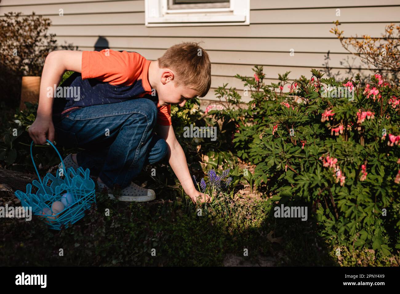 ostereierjagd für Kinder im Garten Stockfoto