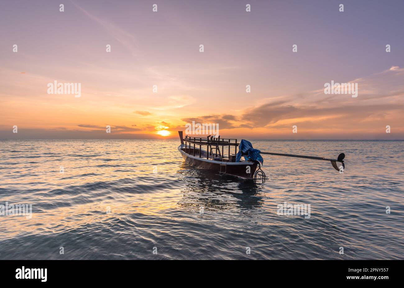 Ein einsames thailändisches Boot bei Sonnenuntergang in thailand Stockfoto