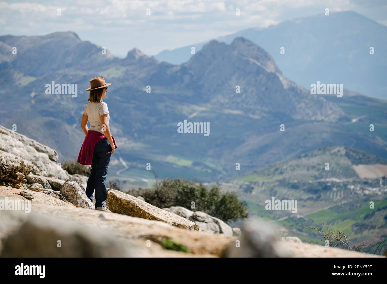 Eine Frau sieht aus wie eine mediterrane Berglandschaft Stockfoto