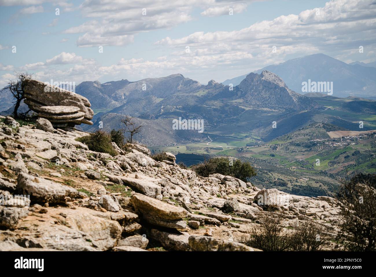 Spanische mediterrane Kalksteinlandschaft. Stockfoto