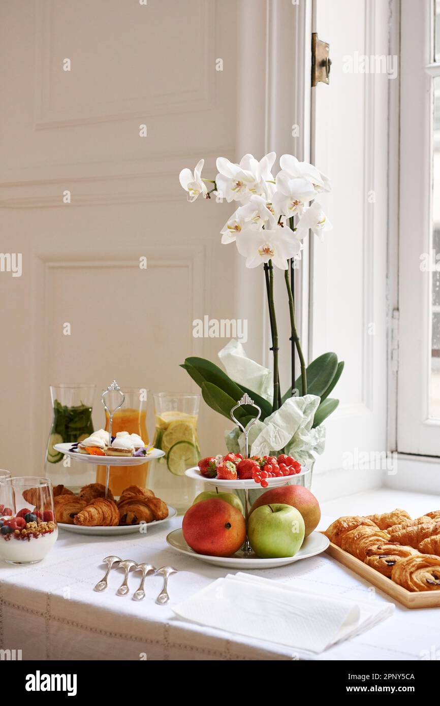 Köstliches Frühstück in einem eleganten Pariser Apartment Stockfoto