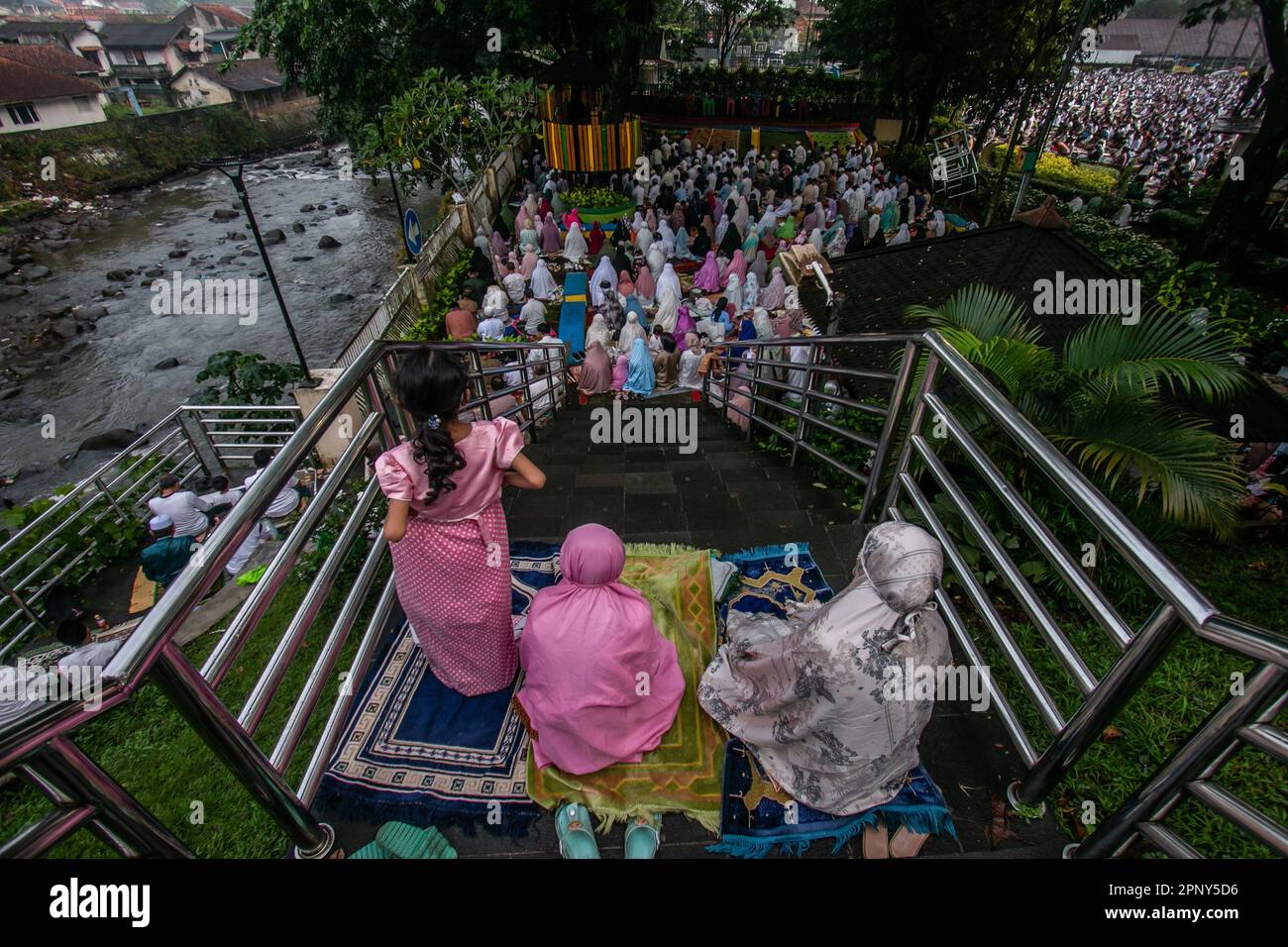 Die muslimische Gemeinde führt am 21. April 2023 das Eid-Gebet um 1444 Uhr im Sempur Field, Bogor, West Java, Indonesien, durch Stockfoto