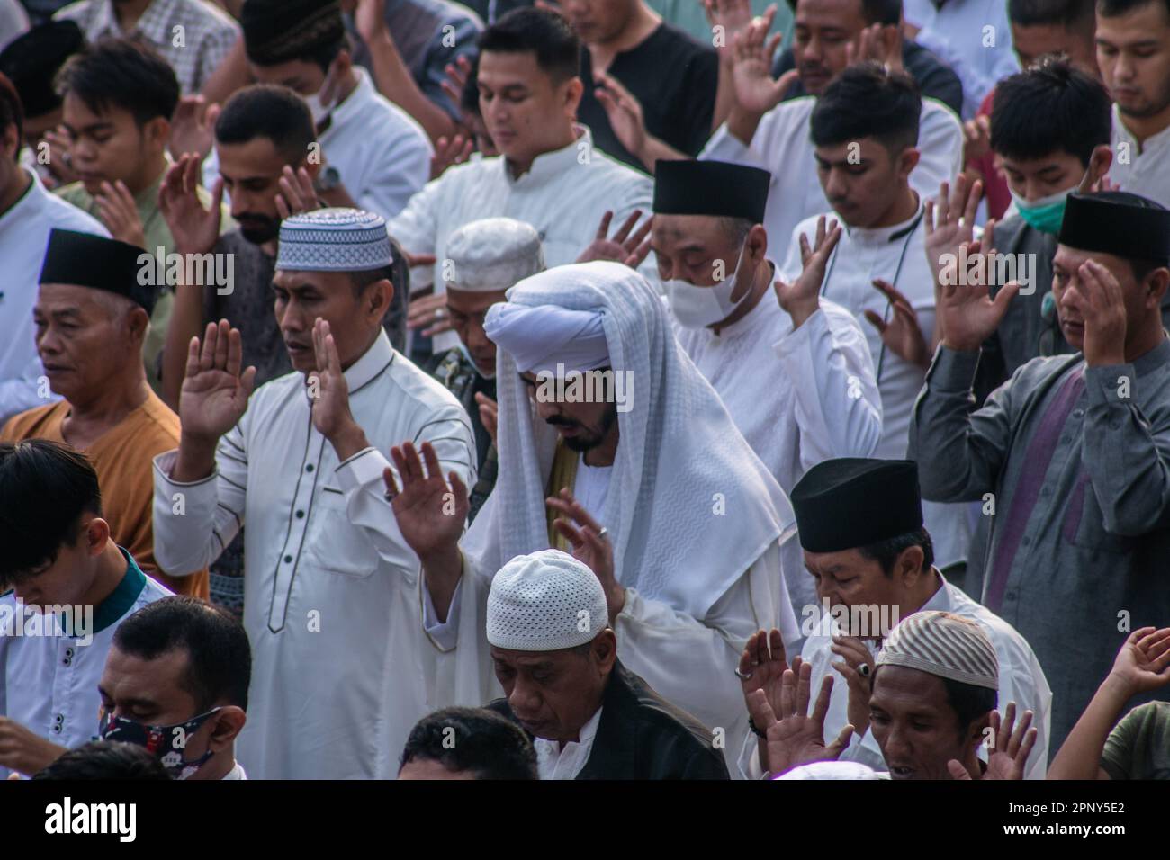 Die muslimische Gemeinde führt am 21. April 2023 das Eid-Gebet um 1444 Uhr im Sempur Field, Bogor, West Java, Indonesien, durch Stockfoto