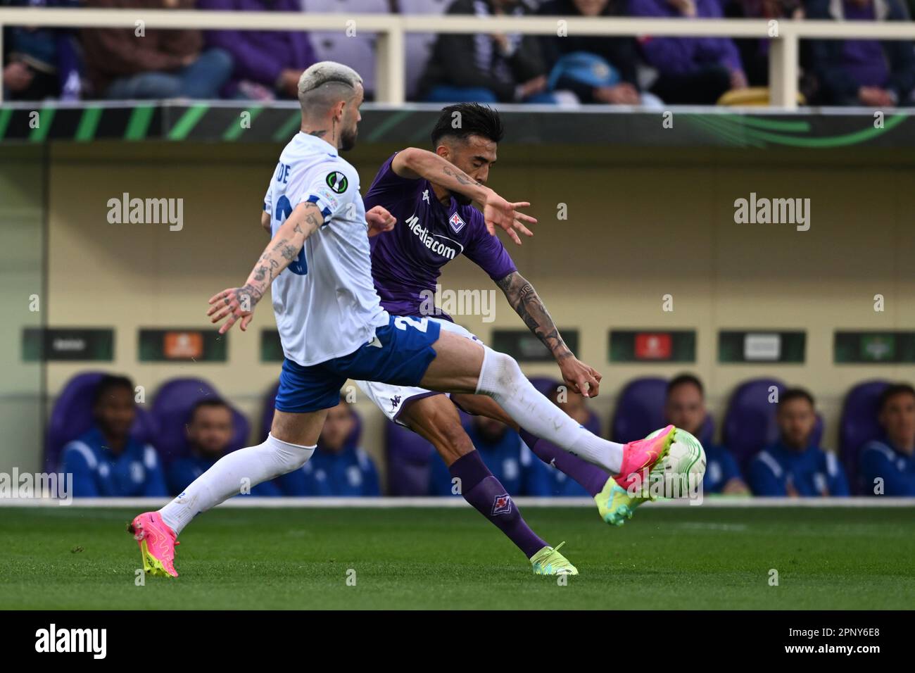 Nicolas Gonzalez (Fiorentina)Kristoffer Velde (Lech Poznan) während des Spiels der UEFA „Conference League 2022 2023" zwischen Fiorentina 2-3 Lech Poznan im Artemio Franchi-Stadion am 20. April 2023 in Florenz, Italien. Kredit: Maurizio Borsari/AFLO/Alamy Live News Stockfoto