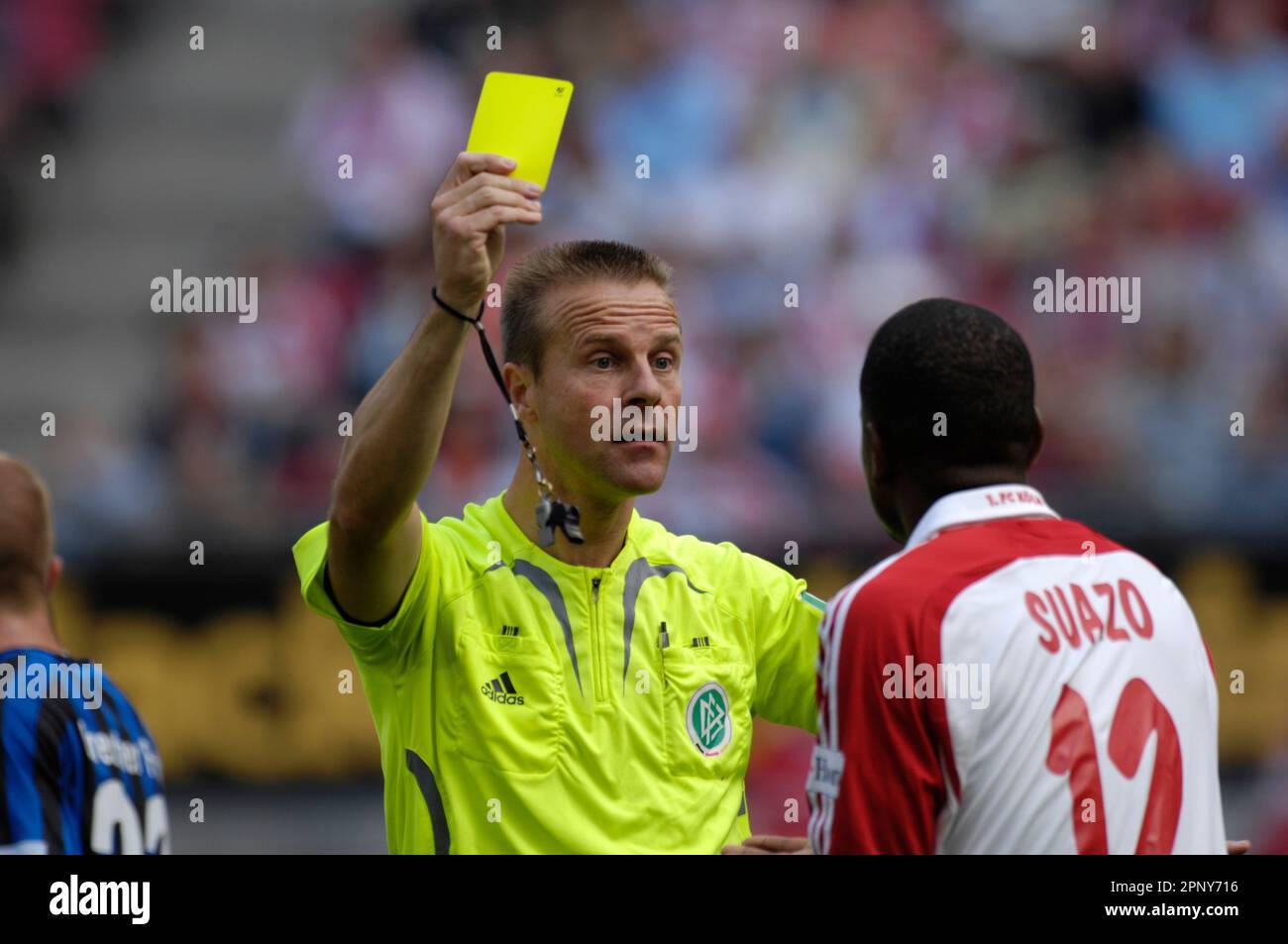Schiedsrichter Peter Gagelmann zeigt Maynor Suazo die gelbe Karte, Fußball 2. Bundesliga, 1.FC Köln - Kreuther Fürth 0:0,16.9.2007 Stockfoto