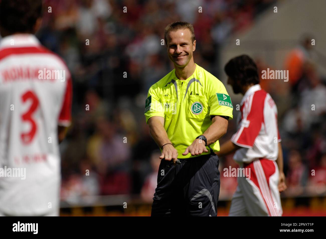 Peter Gagelmann Schiedsrichter gibt Zeichen, Fußball 2. Bundesliga, 1.FC Köln - Kreuther Fürth 0:0,16.9.2007 Stockfoto