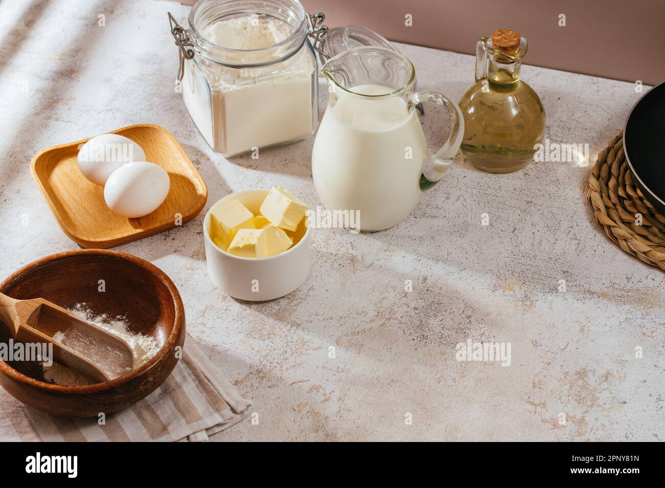 Zutaten für die Zubereitung von Pfannkuchenteig Stockfoto