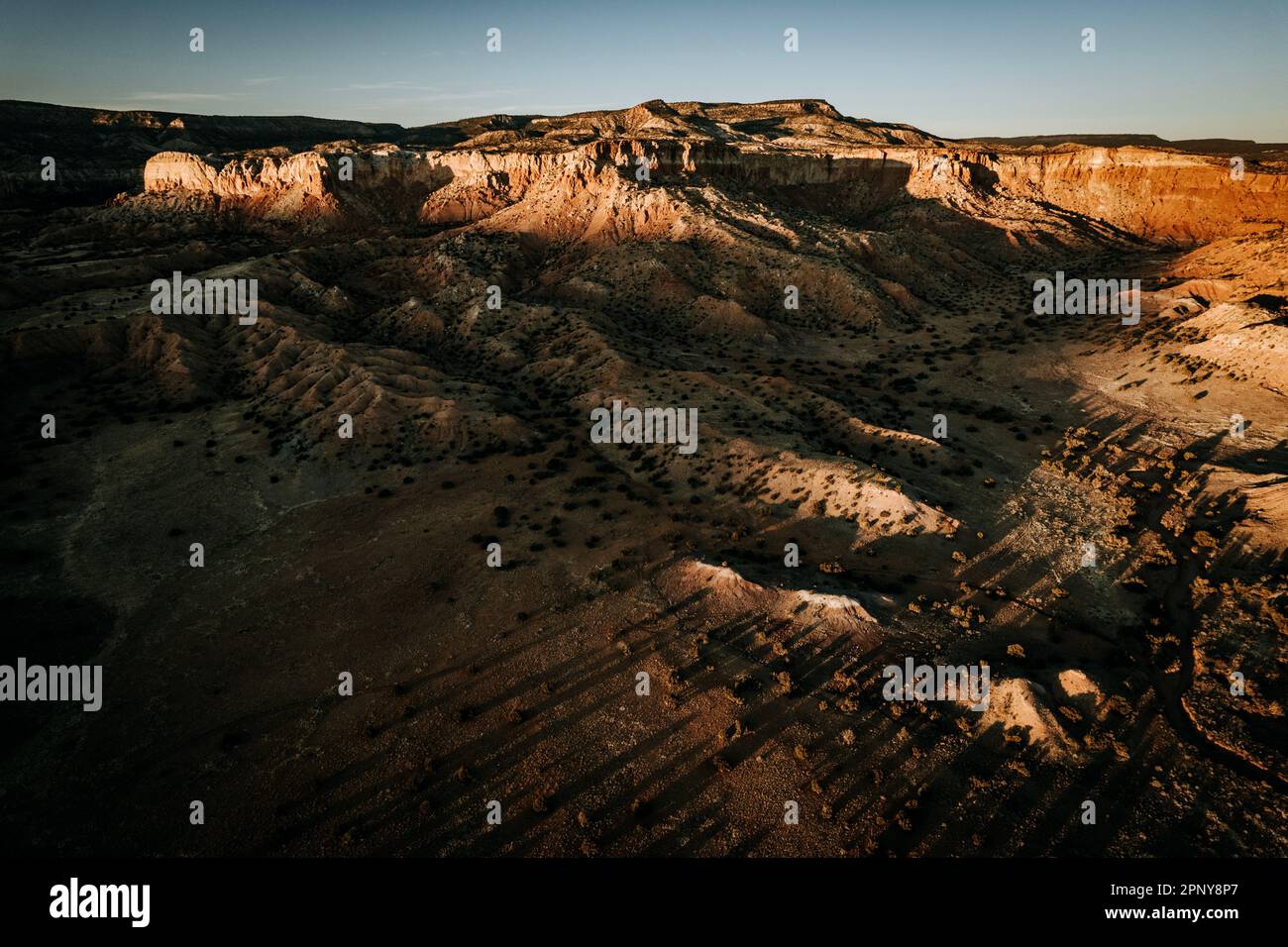 Die späte Sonne trifft auf die Wüstenklippen der Ghost Ranch, New Mexico Stockfoto