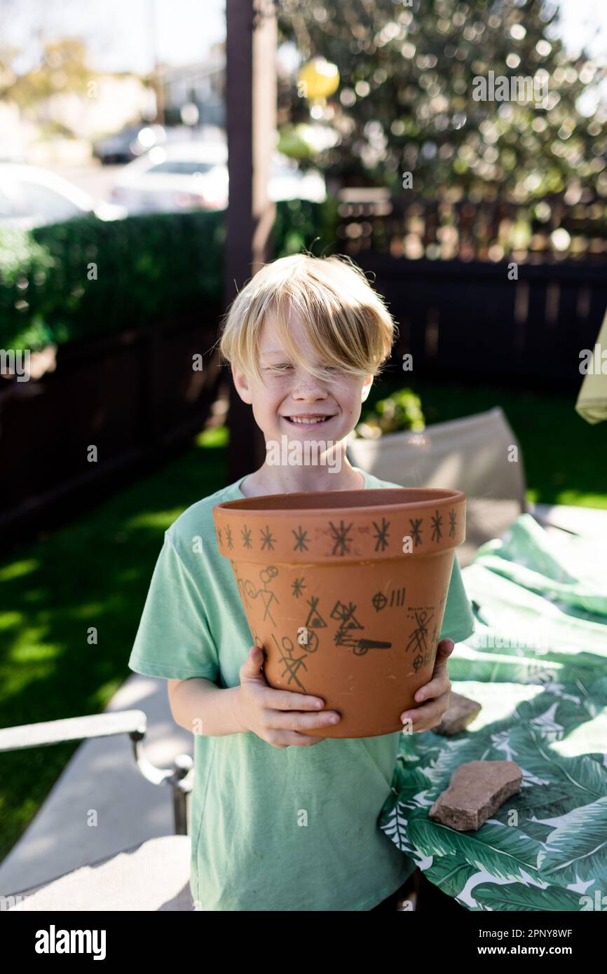 Der 8-jährige Old Boy Holding dekorierte Pot in San Diego Stockfoto
