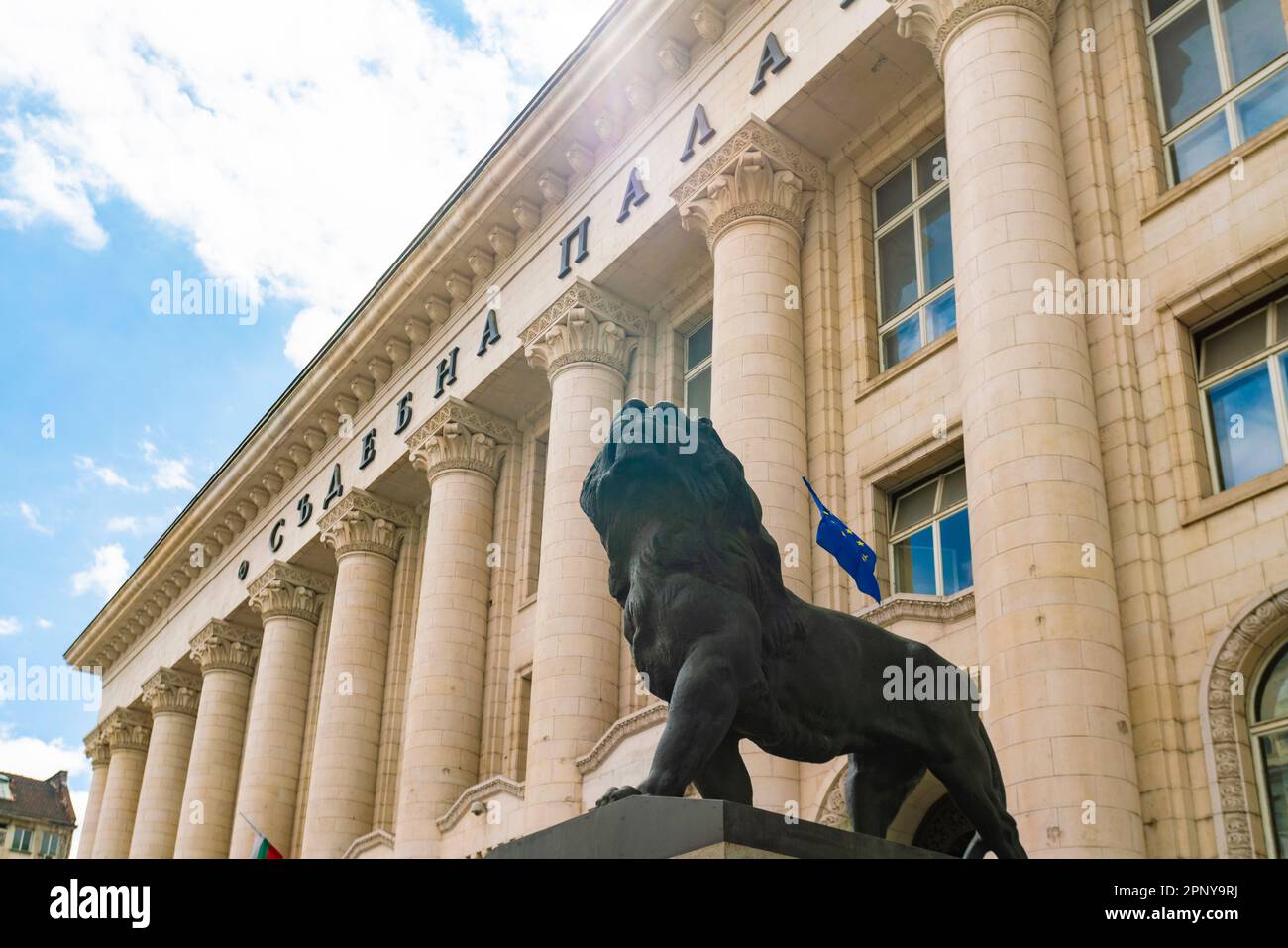 Das Gerichtsgebäude und ein Bronzelöwe in Sofia, Bulgarien Stockfoto
