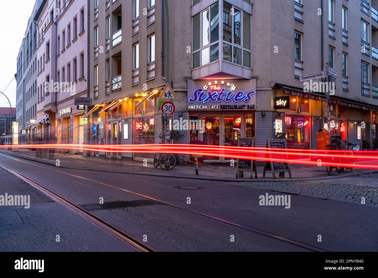 Hackescher Markt bei Nacht, Berlin, Deutschland Stockfoto