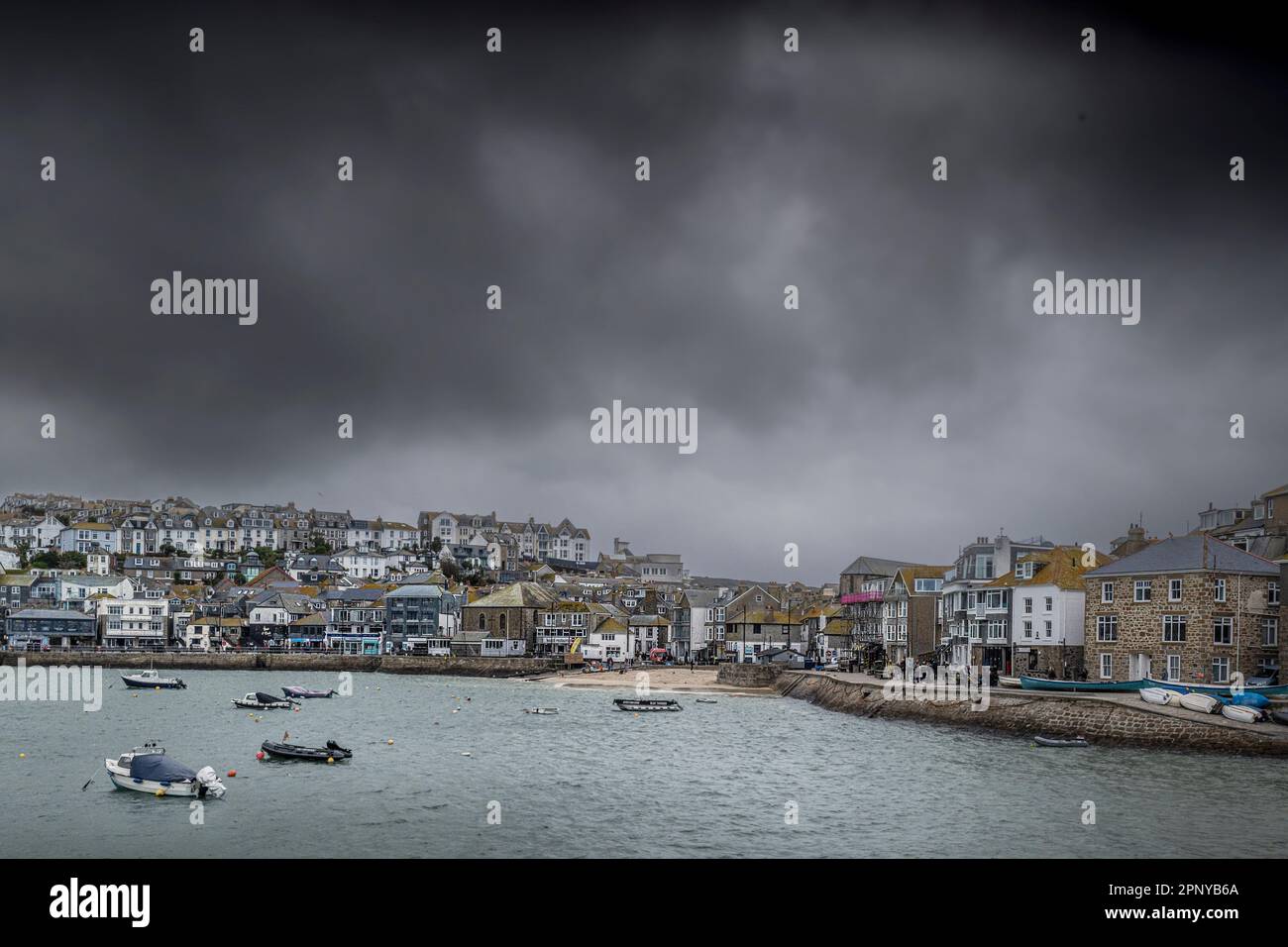 Wetter in Großbritannien. Ein regnerischer, kalter Tag in der historischen Küstenstadt St. Ives in Cornwall in England im Vereinigten Königreich. Stockfoto