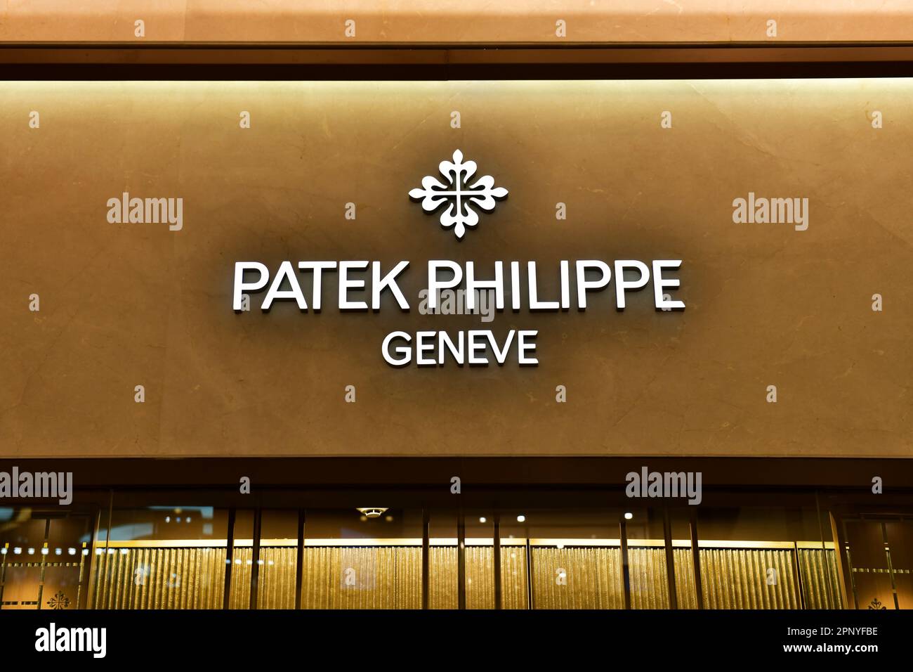 BANGKOK, THAILAND - 22. April 2022:Patek Philippe Storefront in Icon Siam Shopping Mall. Patek Philippe ist ein Schweizer Hersteller von Luxusuhren und -Uhren Stockfoto
