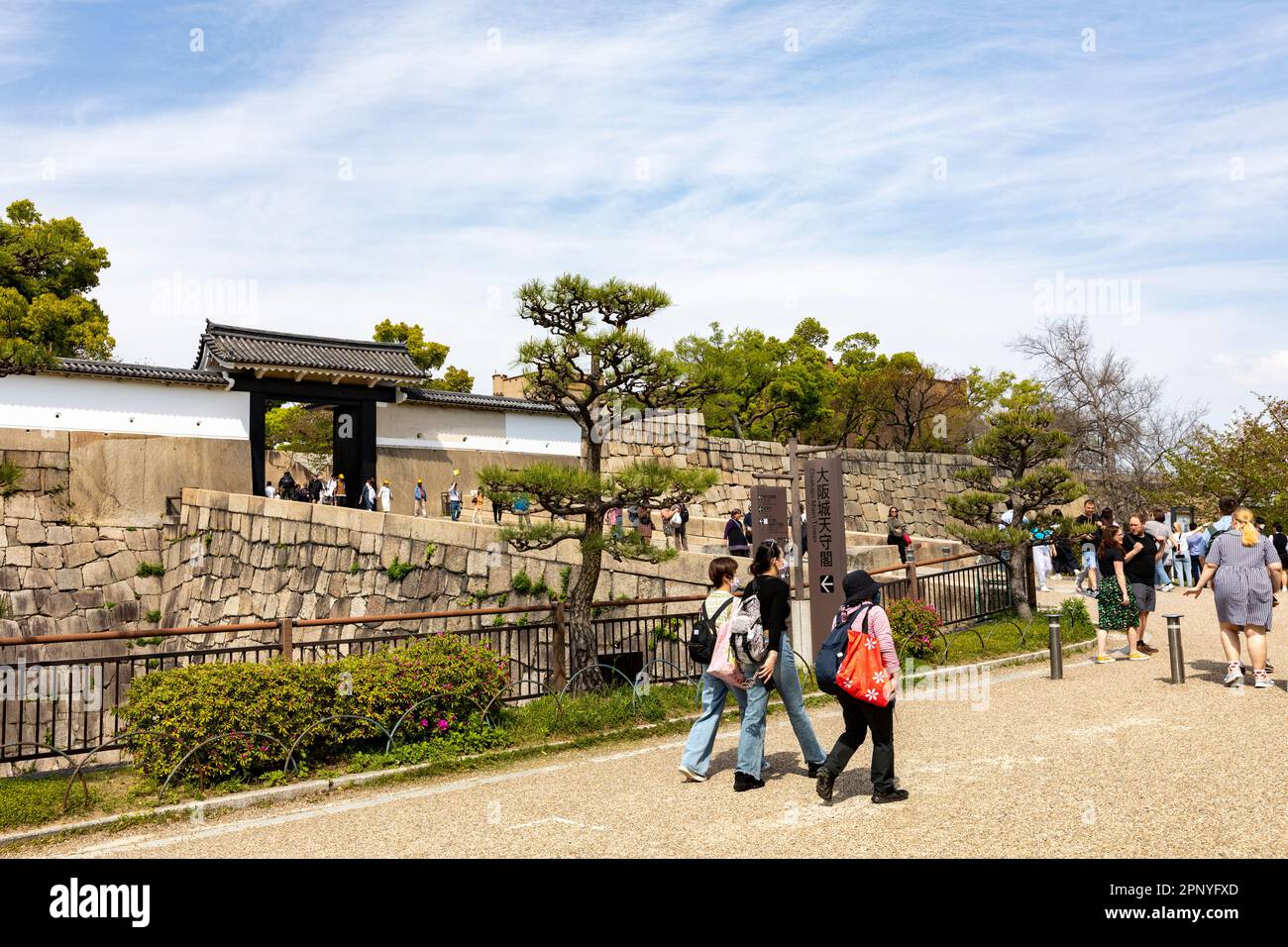 Schlossgelände von Osaka mit Besuchern, die die Sehenswürdigkeit Osaka, Japan, Asien, 2023 betreten Stockfoto