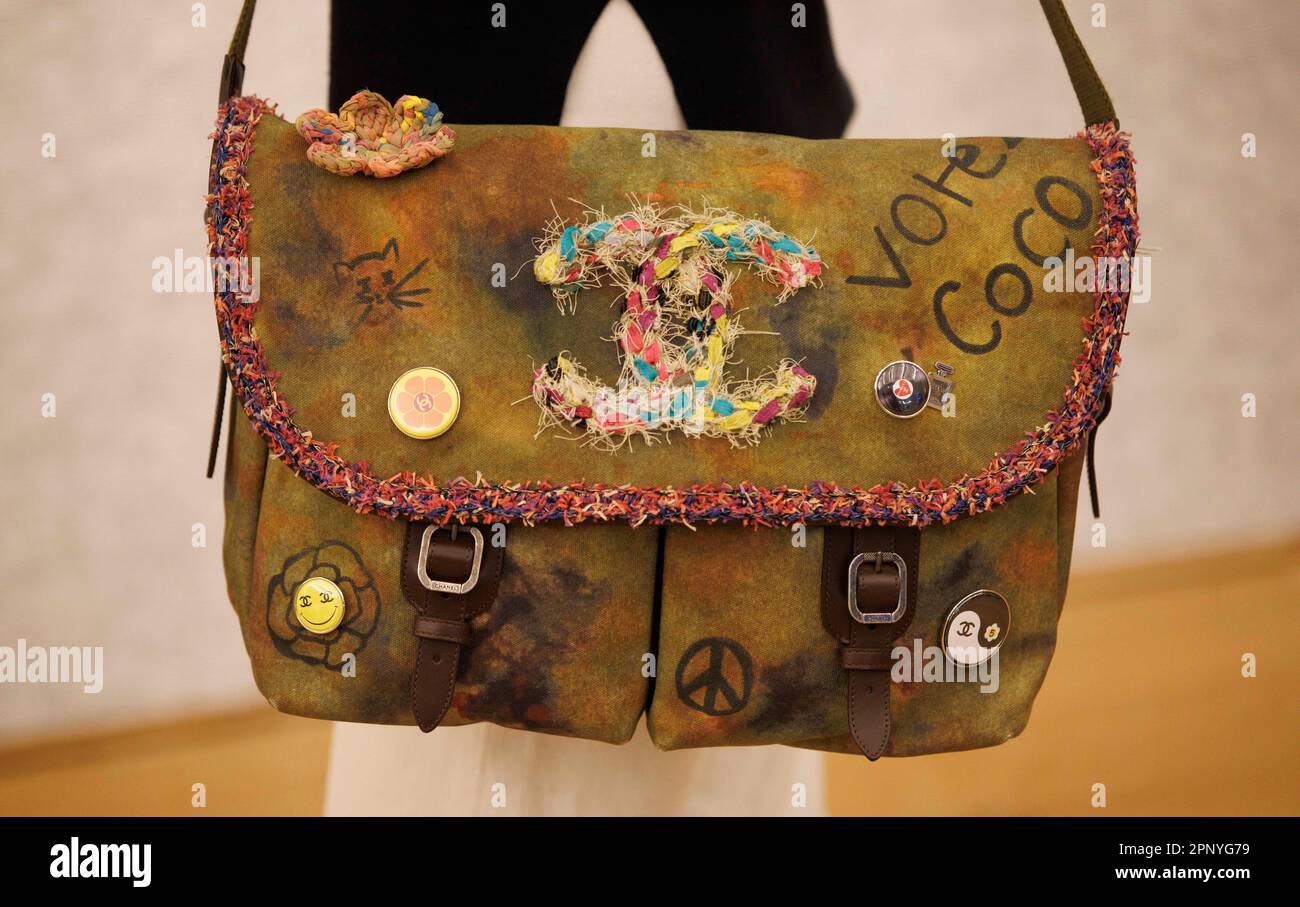 London, Großbritannien. 21. April 2023. A Runaway Graffiti Canvas Kuriertasche - Karl Lagerfeld für Chanel, geschätzt 4.000 - 6.000 £. Highlights des Sale „Gardrobe of a Fashion Connoisseur“. Der Verkauf findet vom 14. Bis 26. April statt. Kredit: Karl Black/Alamy Live News Stockfoto