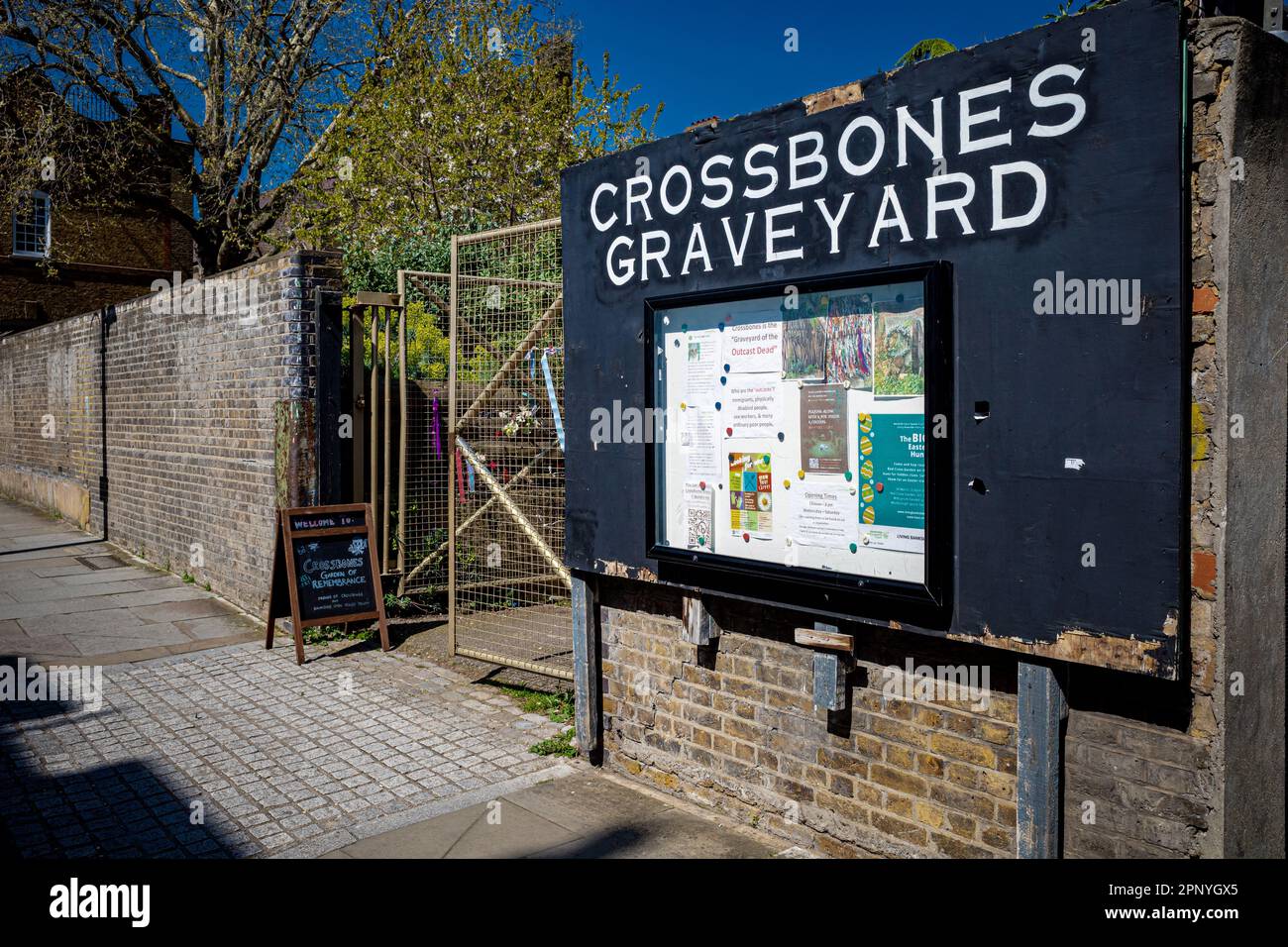 Cross Bones Graveyard & Memorial Gardens, Southwark, South London. Crossbones ist ein stillgelegter postmittelalterlicher Grabplatz, der für alleinstehende Frauen eingerichtet wurde. Stockfoto