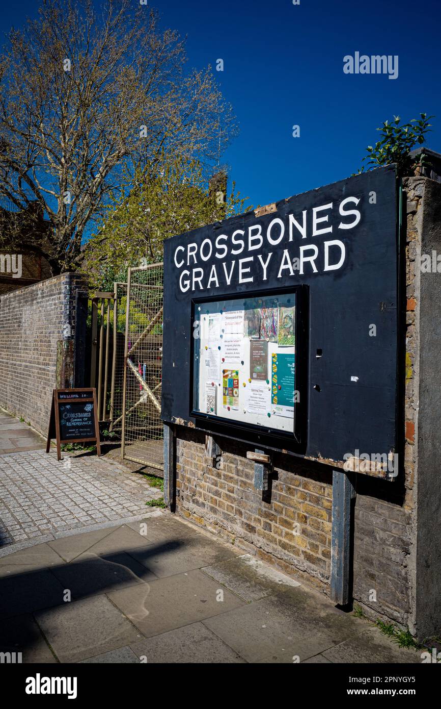 Cross Bones Graveyard & Memorial Gardens, Southwark, South London. Crossbones ist ein stillgelegter postmittelalterlicher Grabplatz, der für alleinstehende Frauen eingerichtet wurde. Stockfoto
